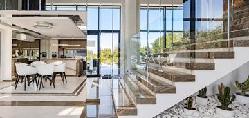 Dom z prywatnym basenem i jacuzzi