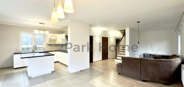 Dom wolnostojący nieopodal lasu