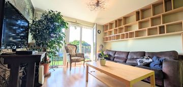 Przestronne mieszkanie z widokiem na las.