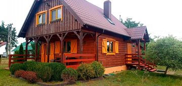 Drewniany wiejski dom w borach tucholskich