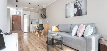 Federowicza 43m² nowoczesne 2 pokoje czerwone maki