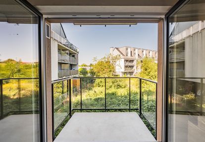 Duży salon o pow. 20,84m2, garaż i komórka, 2-balkony
