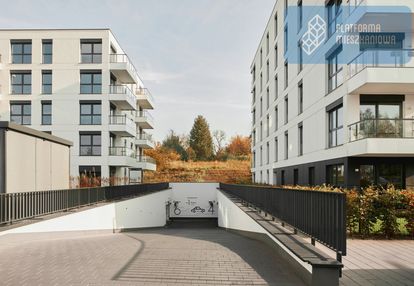 Gotowe do odbioru | tramwaj obok