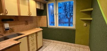 Parter, centrum miasta – dwustronne mieszkanie