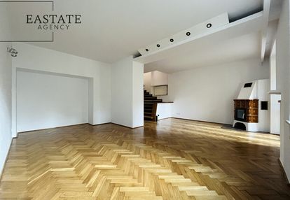 Dom z tarasem i ogrodem na saskiej kępie | garaż w bryle