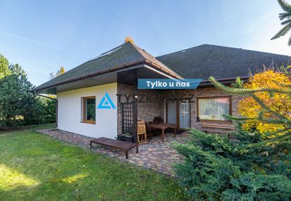 Piękny dom z ogrodem nad rzeką- czarna woda