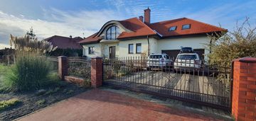 Komfortowy dom z dużym ogrodem w spokojnej okolicy