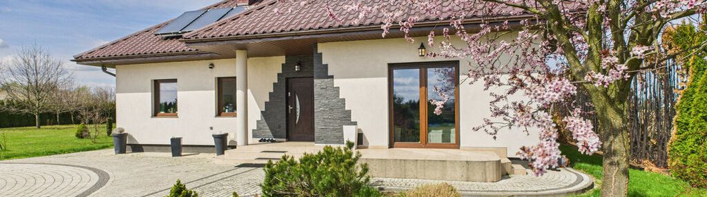 Dom z ogrodem i budynkiem pod działalność