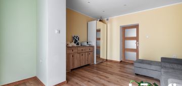 2 pokoje z garażem i tarasem w domu jednorodzinnym