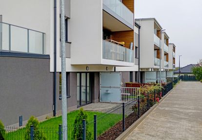 Jasny salon z dużymi oknami i przestronny układ