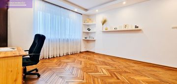 Kamienica-blisko metra- 3 oddzielne pokoje -balkon