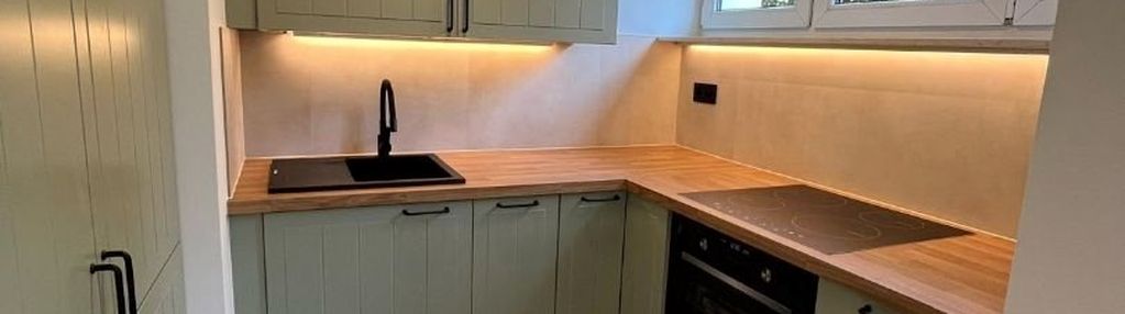 Trzy pokoje w niskim bloku z windą