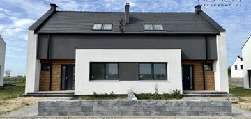 Ustawna przestrzeń z widokiem na las