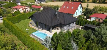 Nowoczesny dom z basenem, 3 minuty od jeziora!