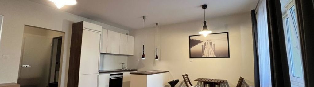 | przestronna kawalerka | blisko metra |