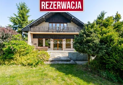 Dom wolostojący w centrum skawiny