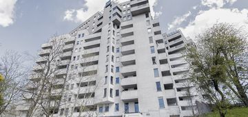 Na sprzedaż 3-pokojowy apartament z balkonem.