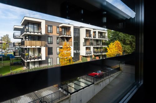 Nowoczesny jasny apartament w otoczeniu zieleni
