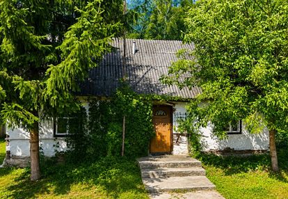 Siedlisko w potoku 3,78 ha z domkiem wokół lasów