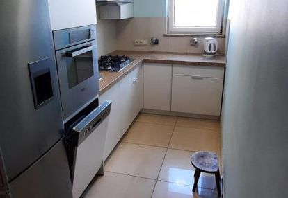 3 pokoje na 48 mkw. i osobna kuchnia z oknem.