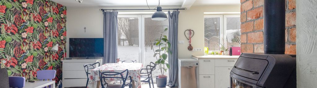 Dom na przeciwko szkoły w pomlewie