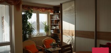 2-pokoje, widna kuchnia i miejsce postojowe