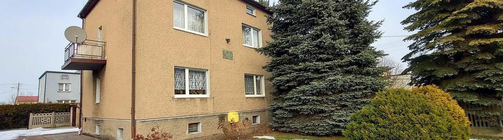 Przytulny dom w pobliżu lasu