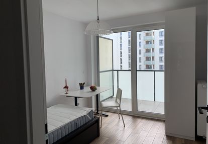 Dwa oddzielne, nieprzechodnie pokoje, duży balkon