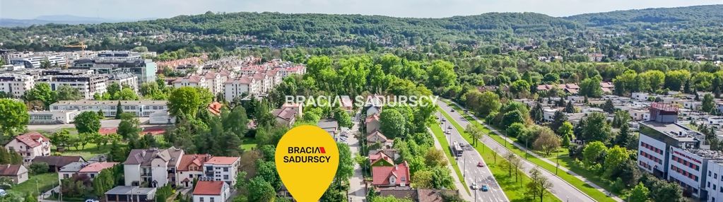 Dwa poziomy w domu typu bliźniak z garażem.
