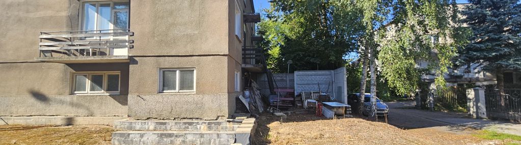 Dom w zabudowie bliźniaczej w trakcie przebudowy.