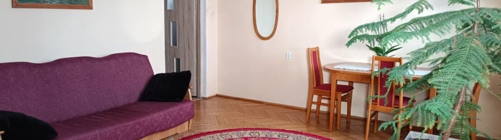 Dom na cichej ulicy, przy lesie. widok na chełmiec