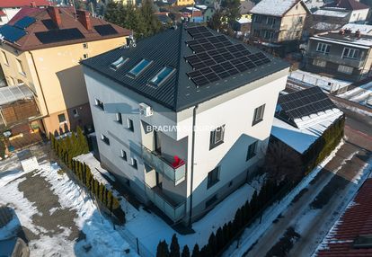 Budynek z 6 niezależnymi apartamentami.