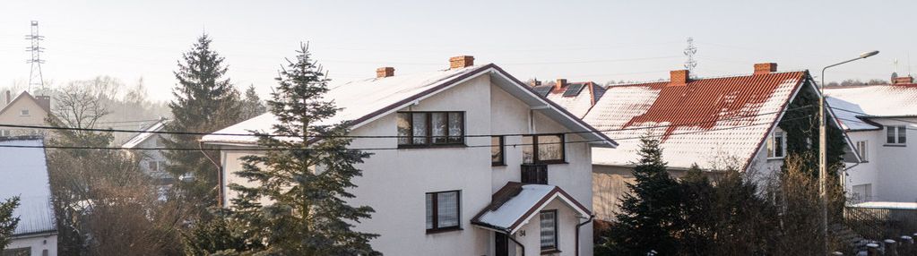 Wielopoziomowy dom z ogrodem i garażem – mniszek