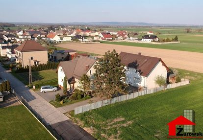 Połowa domu z możliwością korzystania z ogrodu.
