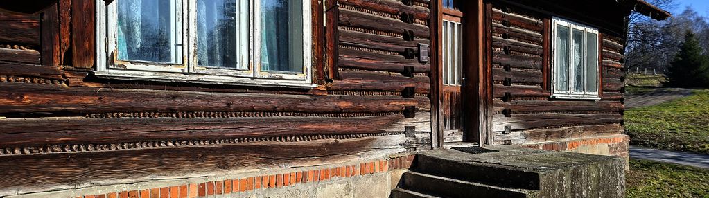 Drewniana chata z działką i zabudowaniami