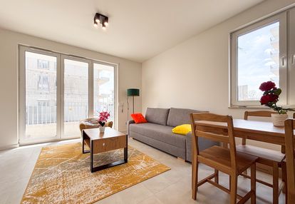 Komórka lokatorska, miejsce parkingowe, umeblowane