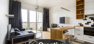 Trzy pokoje, dwa balkony, wysokie.