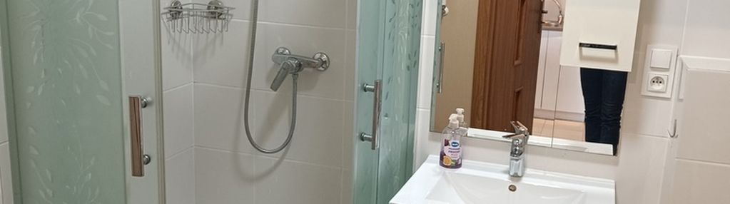 Umeblowana kawalerka z balkonem.