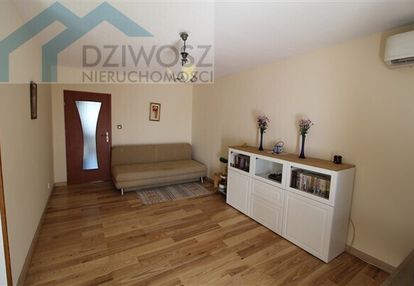 3 pok. mieszkanie z balkonem, blisko rynku.