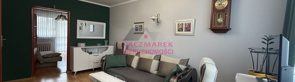 Samo centrum- 3 pokoje, 2 piętro w niskim bloku