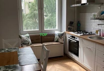 Komfortowe dwa pokoje z oddzielną kuchnią, metro