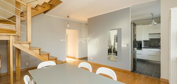 Dwupoziomowe mieszkanie przy stacji metra