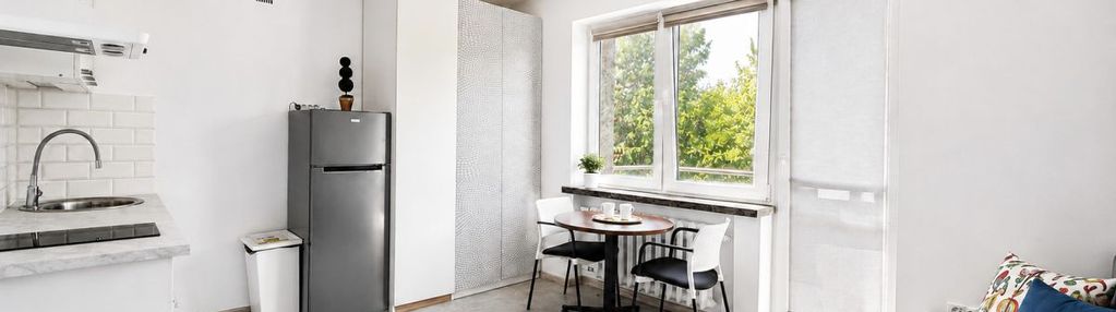 Kawalerka w kameralnym budynku z balkonem