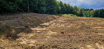 Działka budowlana 2966 m² – linia brzegowa lasu