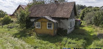 Stary dom drewaniny do rozbiórki w centrum jedwabna