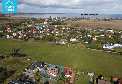 Dom z widokiem na morze w spokojnej okolicy.