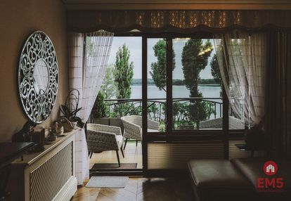 Dwupoziomowy apartament z panoramą na jezioro