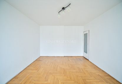 Jasne, dwustronne mieszkanie do remontu