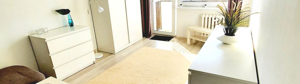 Przytulna kawalerka z oddzielną kuchnią i balkonem
