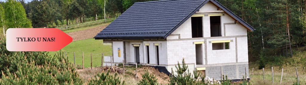 Nowoczesna stodoła na skarpie pod lasem grabowiec